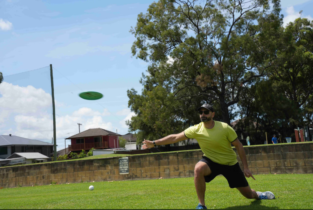 man throwing disc golf