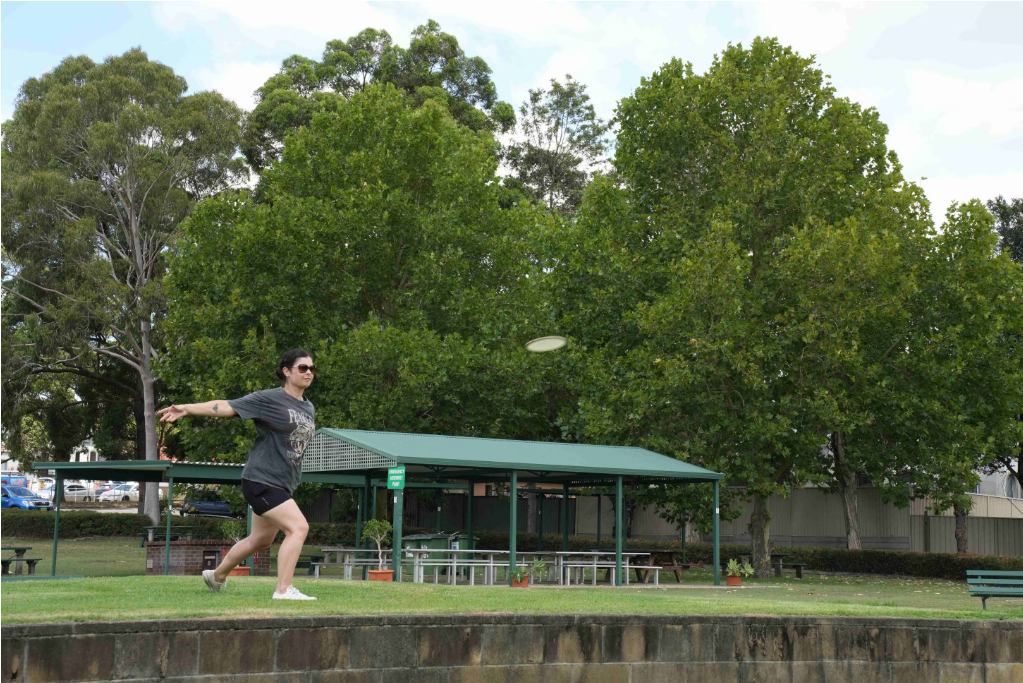 Woman playing disc golf